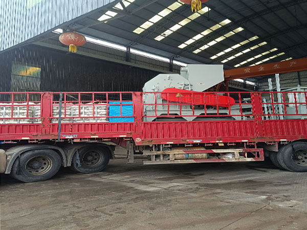 1000型粉碎機(jī)發(fā)往湖南